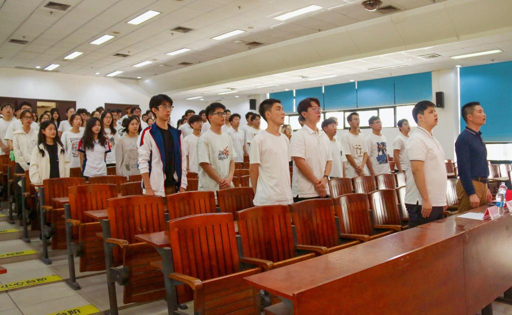 进一步提高入党积极分子的政治素养和党