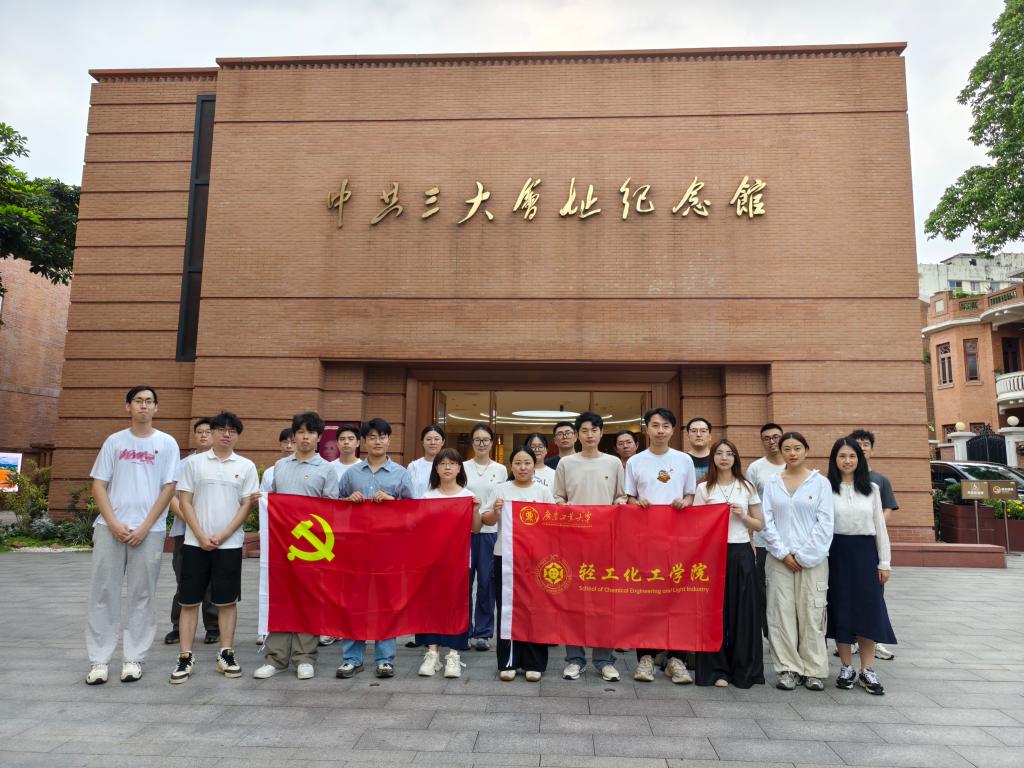 引导青年党员在红色寻访中感悟初心使命