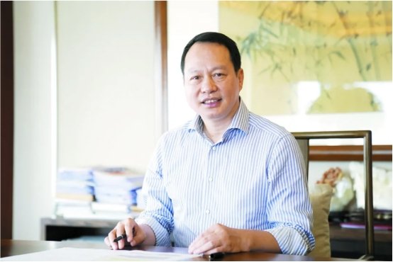 墙上的鲜红标语引人注目