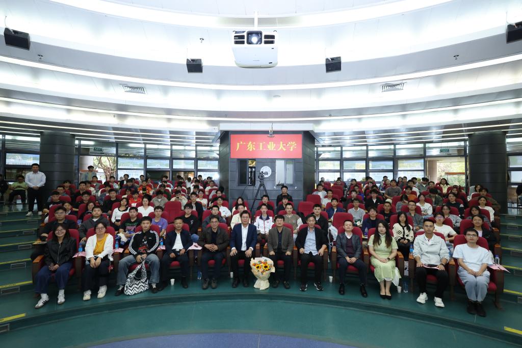 青年教师和研究生代表超过300人到场